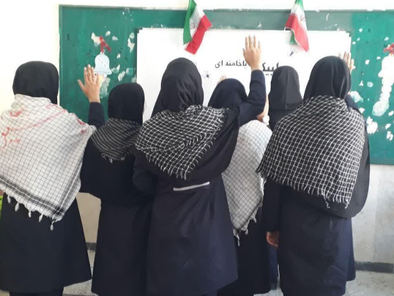 دانش‌آموزان هرسینی  به پویش «لبیک یا خامنه‌ای» پیوستند