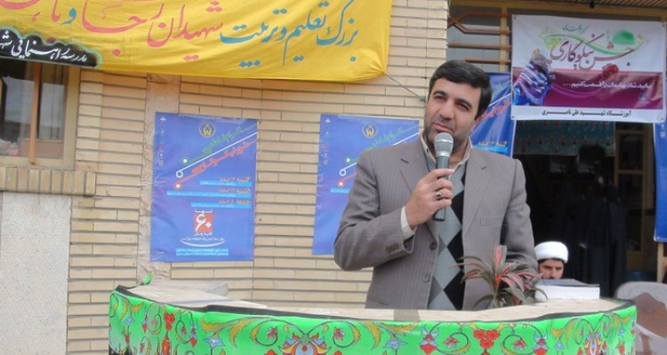  دانش آموزان بايد در كنار تحصيل حس هم نوع دوستي و كمك به هموطنان را در خود تقویت کنند