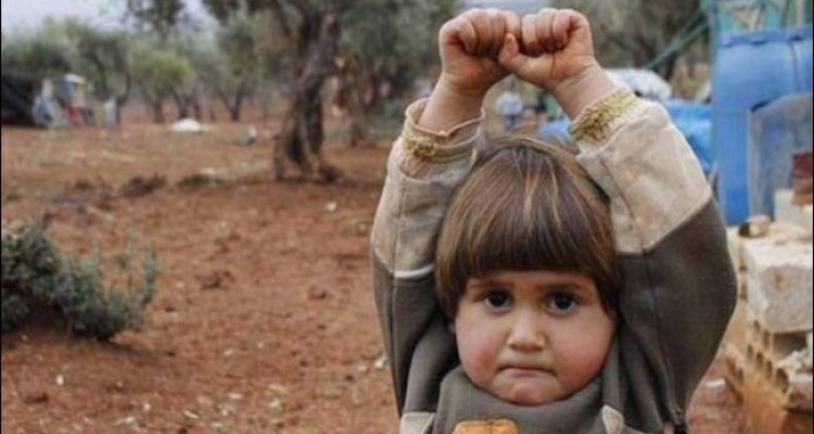 عکس جنجالی از تسلیم شدن دختر بچه سوری