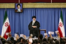 درباره هسته‌ای هنوز جایی برای موضع‌گیری وجود ندارد/ تحریم‌ها باید در همان روز توافق بطور کامل لغو شوند/ جنایت سعودی در یمن مشابه جنایت صهیونیستها در غزه است + فیلم 