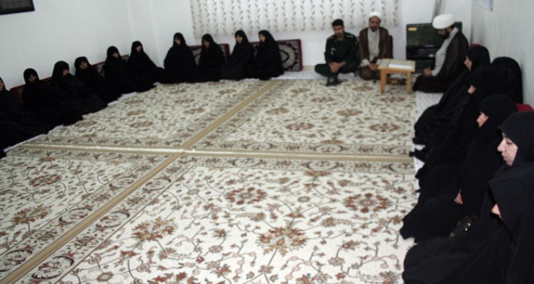  دیدار مادران و همسران شهدا با امام جمعه شهرستان هرسین/ حجت الاسلام باقری: کرامتی که انقلاب اسلامی و امام خمینی (ره) به زن دادند دقیقأ همان کرامتی است که اسلام به زنان بخشید.