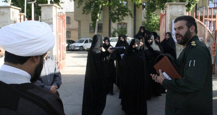  اعزام 44نفر از مدیران و معلمان مدارس هرسین به مناطق عملیاتی غرب کشور