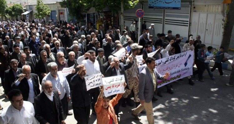 راهپیمایی مردم دارالمومنین هرسین در اعتراض به جنایات آل سعود/حمل دست نوشته هایی با عنوان کودک کشی از غزه تا یمن را متوقف کنید