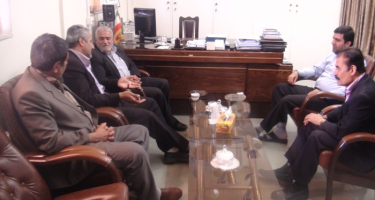 جلسه بحث و بررسي مشكلات راه اندازي كارخانه كاغذ غرب در هرسین/یاور محمدی: اعلام آمادگی شرکت هلدینگ پتروشیمی برای خریداری و راهاندازی کارخانه کاغذ/ مهمترين مشكل جوانان هرسين بيكاري است 