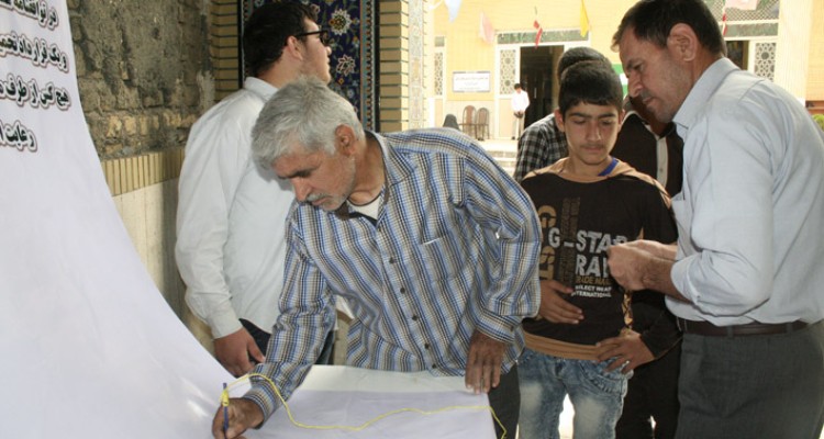 مردم دارالمومنین هرسین طومار گزاره برگ مذاکرات هسته ای را امضاء کردند
