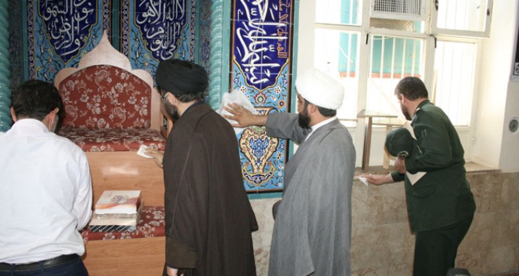 در استقبال از ماه مبارک رمضان مساجد هرسین غبارروبی و عطر افشانی شدند+تصویر