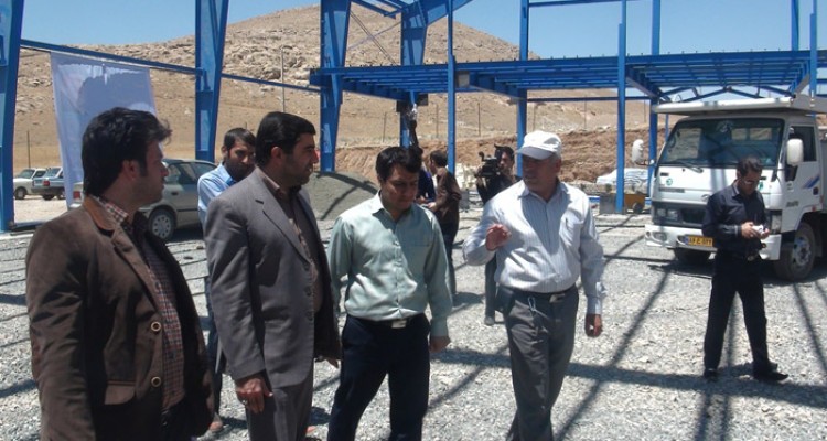 بازديد از روند ساخت سالن ورزشي سقف بلند هرسین  صورت گرفت/یاور محمدی: پرداختن به  ورزش بعنوان يك عامل نگهدارنده از ورود جوانان به انحرافات است