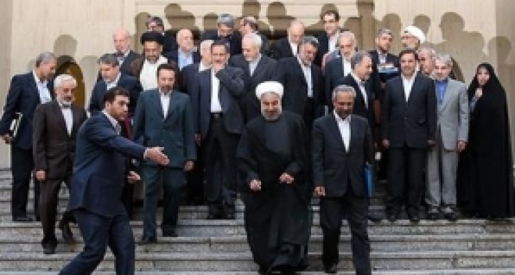 از بی اساس بودن ادعای بنزینی کابینه ژنرال ها تا فشاری که عملکرد دولتی ها بر زندگی مردم وارد کرد/ بی تدبیری هایی که تدبیر و امیدی ها دارند