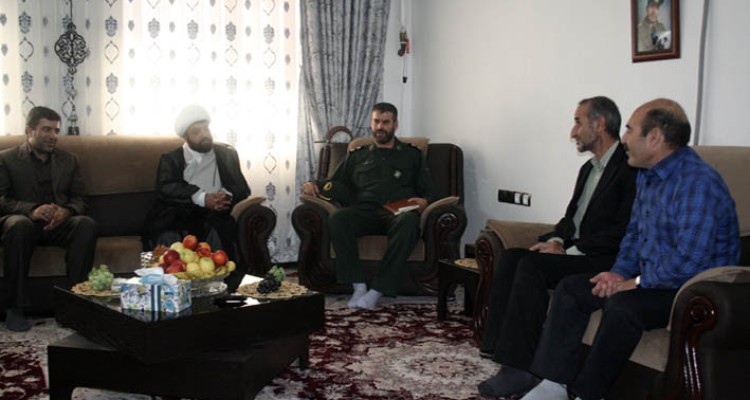 دیدار جمعی از مسئولین با جانباز آزاده حمید رضا بختیاری در هرسین