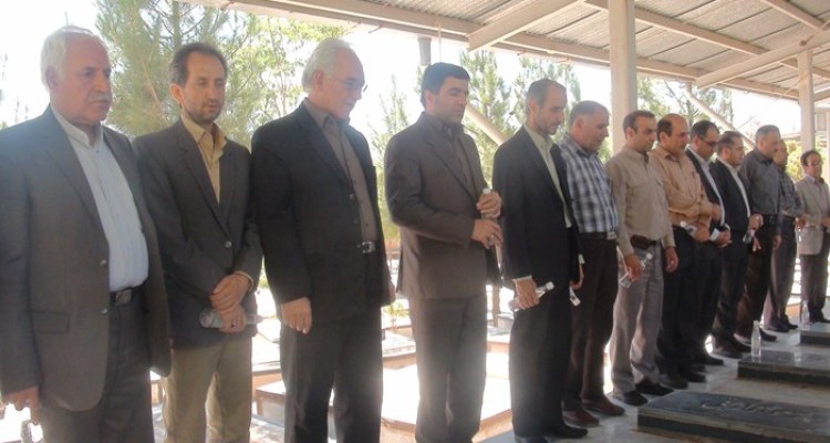 عطر افشاني و گلباران مزار شهداي شهرستان هرسين به مناسبت هفته دولت 