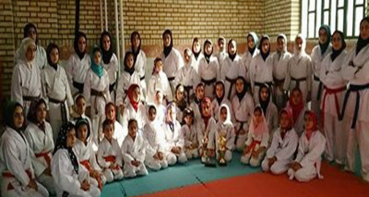 39مدال رنگارنگ سهم بانوان کاراته کای هرسینی از مسابقات قهرمانی استان/هرسین در رده سوم تیمی ایستاد