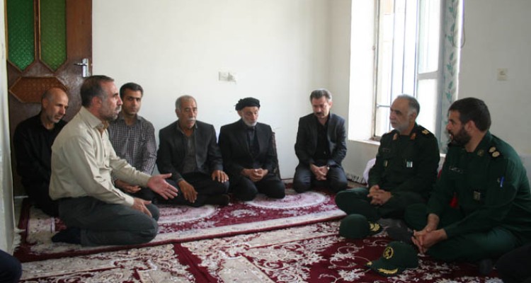 دیدار فرمانده سپاه حضرت نبی اکرم(ص)با خانواده شهید عبدالحمید حسینی+تصویر