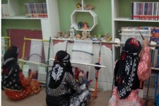 بازديد فرماندار هرسين از كلاس هاي  آموزش گليم بافي در محل كانون پرورشي فكري كودكان و نوجوانان