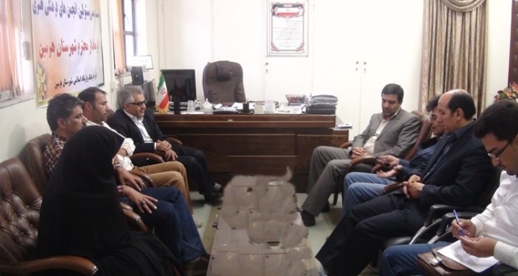 نشست صميمي فرماندار هرسين با مسئولين انجمن هاي فرهنگي و هنري شهرستان/یاور محمدی: برای ماندگاري فرهنگ و هنر بايد برنامه ريزي ها مناسب صورت گیرد