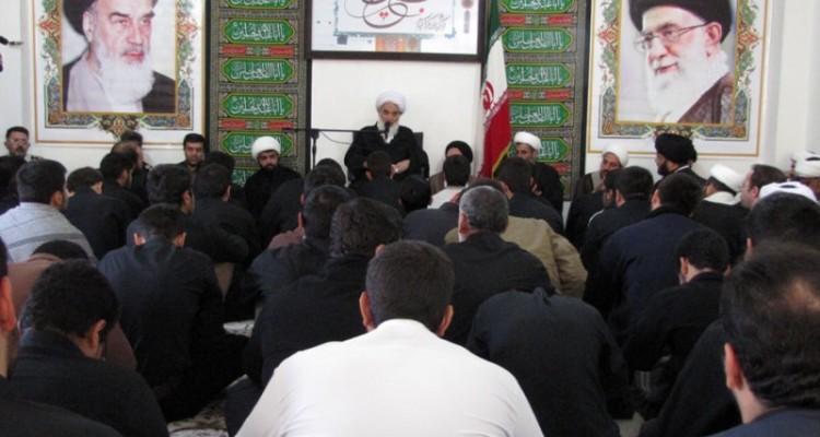 دیدار خانواده شهدا ،طلاب و روحانیون با آیت الله علما  در هرسین