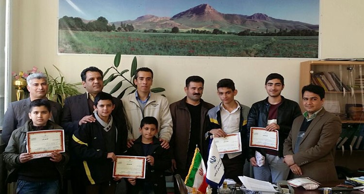 تجلیل از نفرات برتر مسابقات شنای جام دهه فجر در هرسین