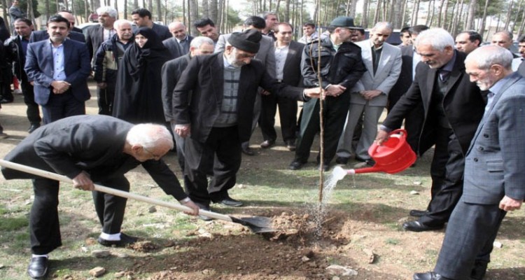 غرس 220اصله نهال به یاد شهدای شهرستان هرسین+تصویر