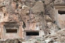 گور دخمه های  اسحاقوند آثاری از دوره قبل از اسلام