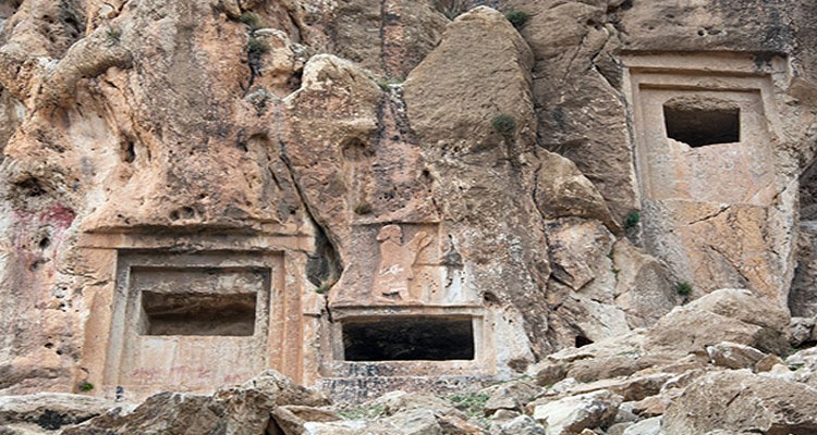 گور دخمه های  اسحاقوند آثاری از دوره قبل از اسلام