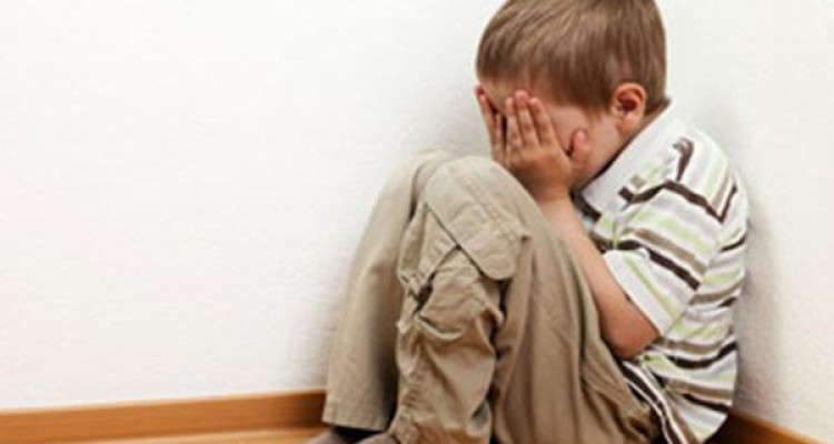 با کودکان گوشه‌ گیر چگونه رفتار کنیم؟