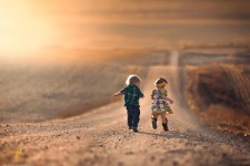 کودکانی که زود راه می افتند از این بیماری در امان هستند 