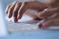 چت کردن با نامحرم در فضای مجازی چه حکمی دارد؟ 