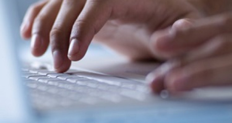 چت کردن با نامحرم در فضای مجازی چه حکمی دارد؟ 