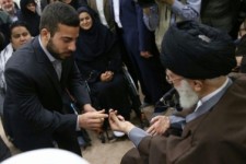 ماجرای انگشتر عقیقی که کیانوش رستمی از رهبر انقلاب هدیه گرفت + عکس