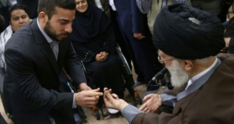 ماجرای انگشتر عقیقی که کیانوش رستمی از رهبر انقلاب هدیه گرفت + عکس