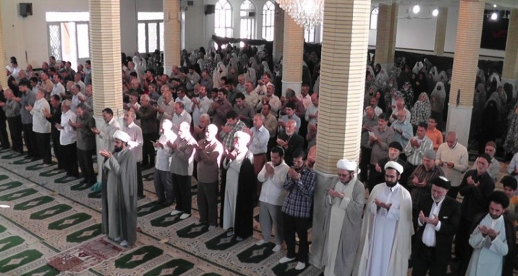 اقامه نماز عید قربان در هرسین/حجت الاسلام باقری : خواسته رهبری و مردم این است که دستگاه دیپلماسی پیگیر فاجعه منا شود