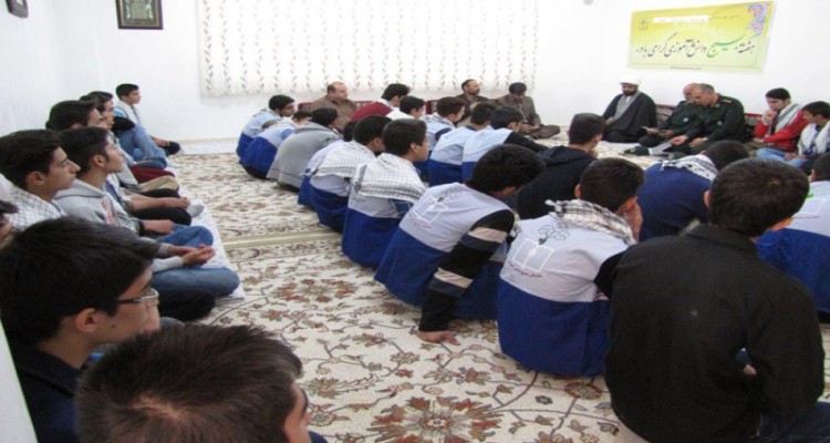 دیدار جمعی از بسیجیان دانش آموز با امام جمعه هرسین/حجت الاسلام باقری: بسیجی یعنی در همه حال آماده بودن