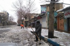  تمام معوقات کارگران و کارمندان شهرداری پرداخت شد/تلاش پرسنل شهرداری برای پاک سازی معابر شهری از برف