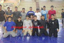 قهرمانی آزاد کاران نوجوان هرسینی در مسابقات چند جانبه کشتی در شهرستان صحنه +فیلم