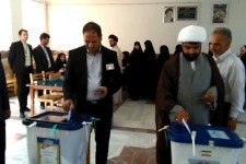 حضور پرشور مردم هرسین در انتخابات 96/امام جمعه و فرماندار شهرستان رأِی خود را به صندوق انداختند+فیلم و عکس