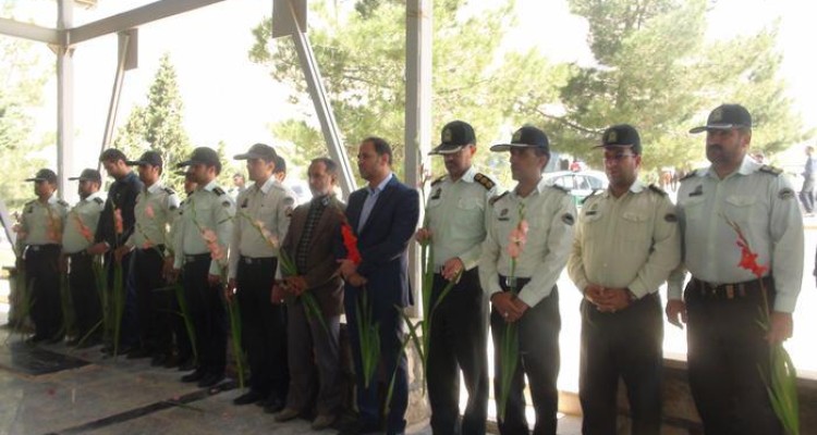 مراسم عطر افشاني و گلباران مزار شهداي شهرستان هرسين +تصویر