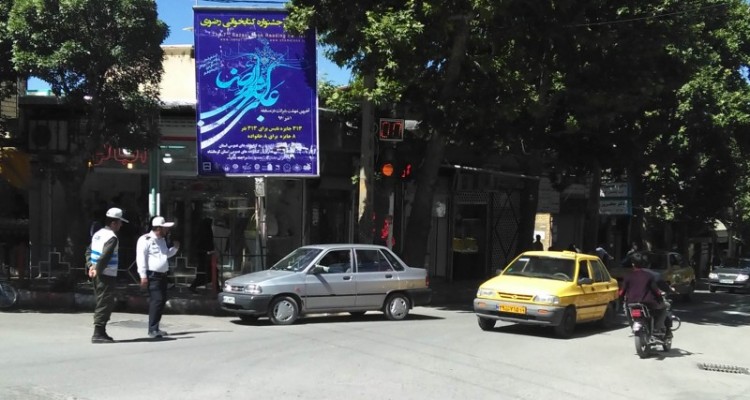 تنها چراغ راهنمای هرسین قرمز نمی شود / راهنمایی و رانندگی شهر را به روش سنتی اداره می کند