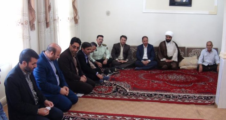 دیدار جمعي از مسئولين با خانواده هاي معظم شهدا در هرسین+تصویر