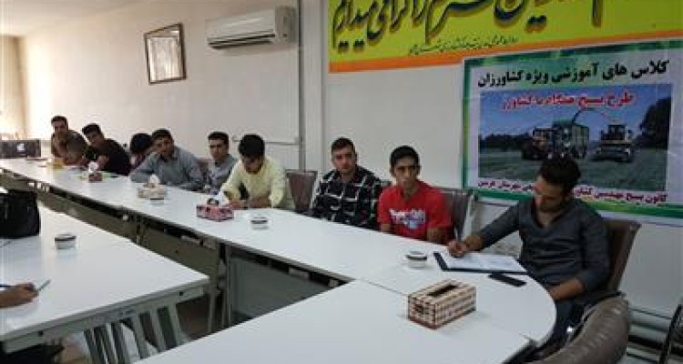 برگزاری سه دوره آموزشی پرورش قارچ و زنبور عسل در جهاد کشاورزی هرسین