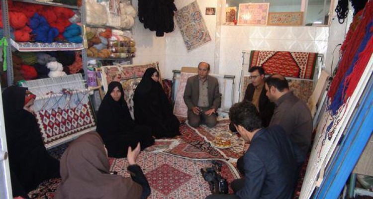 میرزا حسینی: وجود دلالان ، نبود سرمايه و عدم حمايت مالي مهمترين آسيب های حوزه فرش در هرسين است