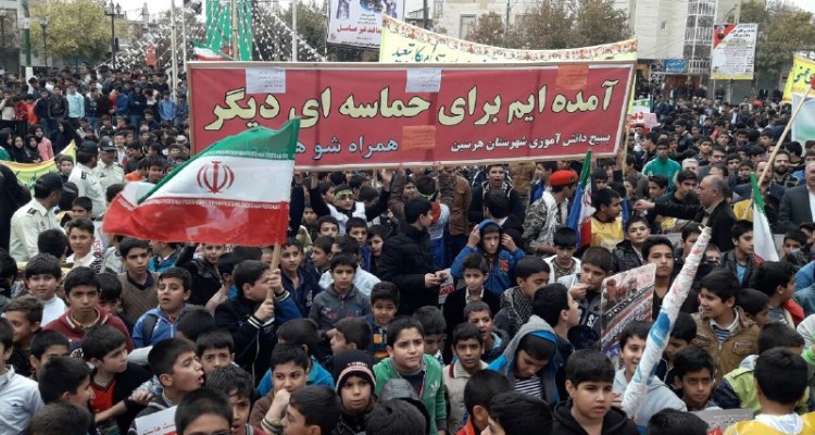 مراسم راهپیمائی ۱۳ آبان در هرسین برگزار شد/اعلام انزجار از شیطان بزرگ با طنین فریادهای "مرگ بر آمریکا" 