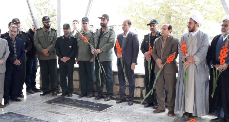 آیین گلباران مزار شهدا به مناسبت هفته بسیج در هرسین انجام شد