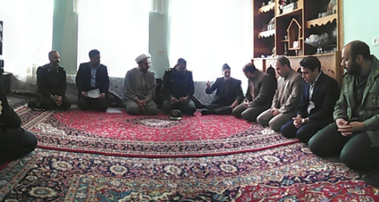 دیدار با خانواده معظم شهدا در هرسین+ تصویر