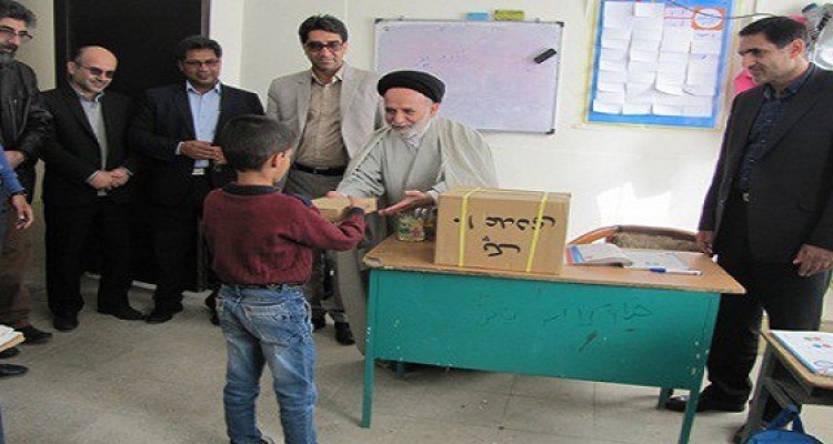 توزیع 400بسته لوازم التحریر بین دانش آموزان روستایی بخش بیستون