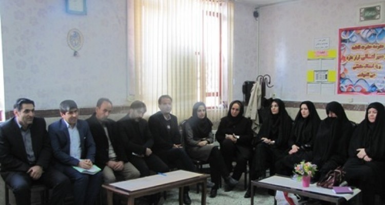 مدیران وظیفه بررسی ،تجزیه وتحلیل روند آموزشی دانش اموزان را دارند