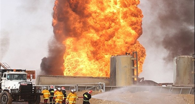 49 روز گذشت؛ شعله ها همچنان زبانه می کشند/ خسارت روزانه 1 میلیون دلار در پی آتش سوزی یک چاه نفتی/ ورود مجلس به پرونده اتش سوزی در چاه رگ سفید
