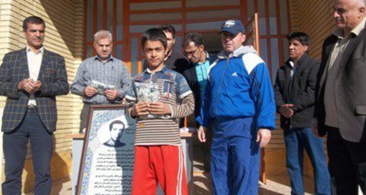 مساعدت مالی خانواده خیر مدرسه ساز به دبستان مهندس امیر احمدی بیستون 