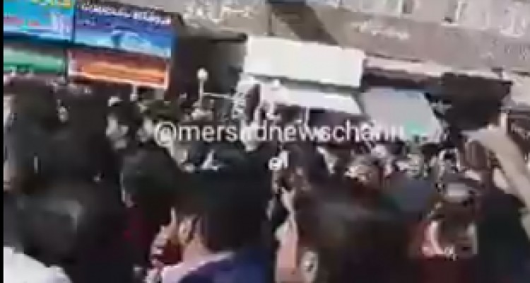 شعار مرگ بر "آزادی" جمعی از سپرده گذاران موسسات مالی غیر مجاز در کرمانشاه 