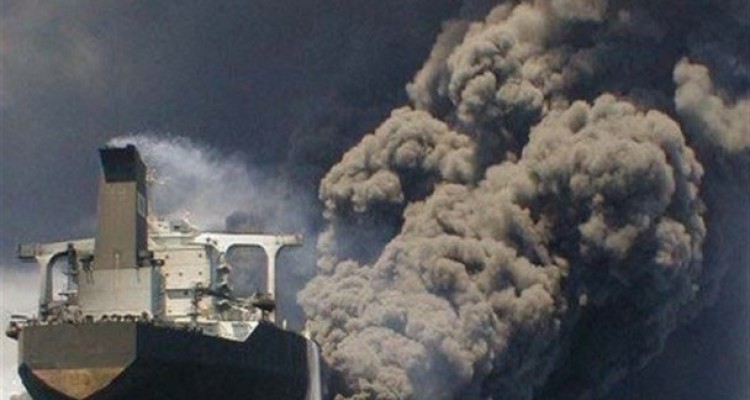 نفتکش ایرانی پس از 6 روز همچنان در آتش می‌سوزد/ تقویت احتمال انفجار و غرق‌شدن با سرریز نفت از روی کشتی