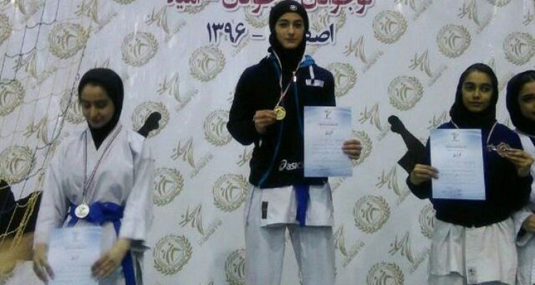 درخشش بانوی کاراته کای  بیستونی در مسابقات قهرمانی کشور