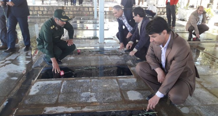 مراسم غبار روبی مزار شهدا به مناسبت فرا رسیدن  روز بزرگداشت شهدا در هرسین+تصویر